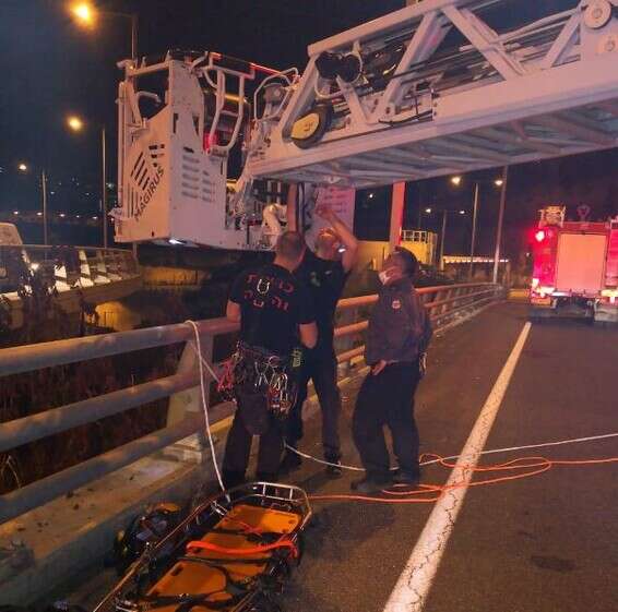 פעולות החילוץ של לוחמי האש // צילום: כבאות והצלה מחוז חוף