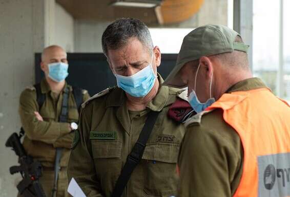 הרמטכ"ל אביב כוכבי בפיקוד העורף // צילום: דובר צה"ל