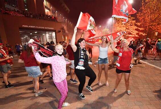 אוהדות חוגגות ברחובות ליברפול // צילום: אי.פי.איי