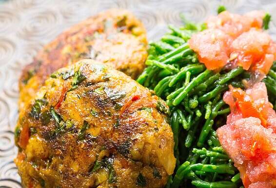 פריכות רעננה ומבורכת. קבב דגים על גבי סליקורניה // צילום: איתיאל ציון