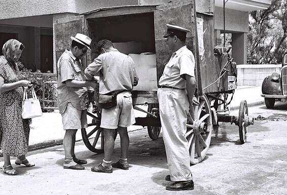 מוכר קרח בתל אביב, 1950 // צילום: פריץ כהן, לע"מ