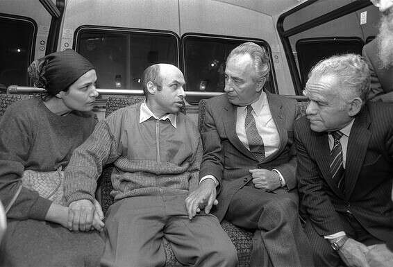 קבלת הפנים לנתן שרנסקי. שמיר ופרס מקבלים את פניו בנתב"ג // צילום: הרניק נתי/לע"מ