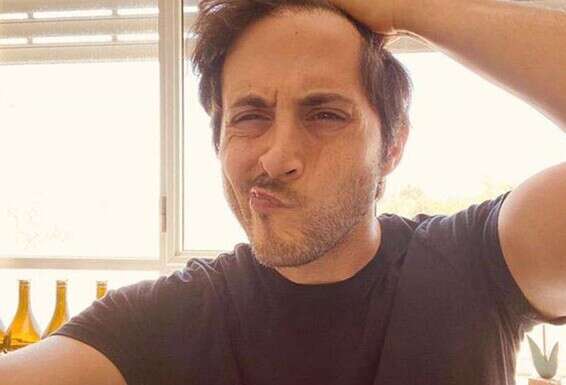 תומר קאפון מנסה להיזכר במשהו (צילום מתוך אינסטגרם)