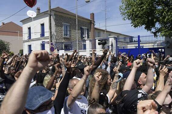 מפגיני Black Lives Matter מוחים נגד גזענות ואלימות של המשטרה בפרסאן, צרפת, 18 ביולי 2020 // צילום: גטי אימג'יס