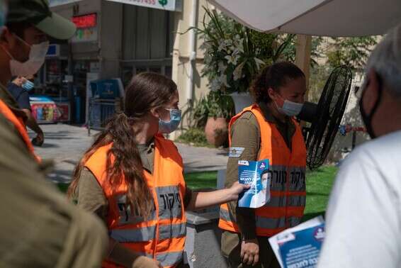 חיילי פיקוד העורף מסייעים בהסברה // צילום: דובר צה"ל