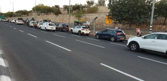 שיירת כלי הרכב בדרך לירושלים // צילום: יהונתן שאול