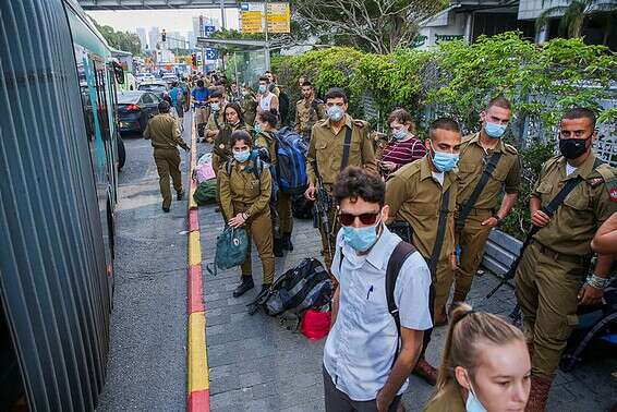 תחנת אוטובוס בתל אביב // צילום: יהושע יוסף