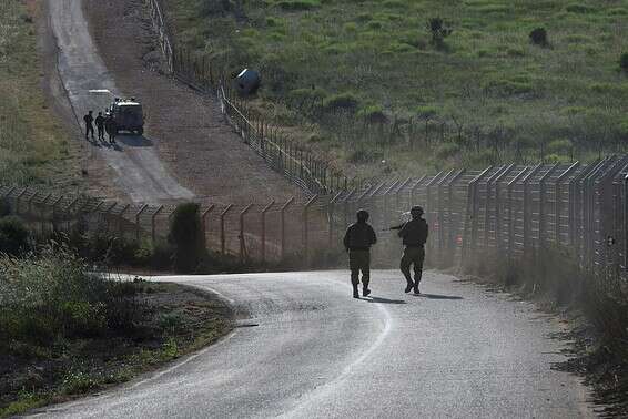 לוחמי צה"ל על גדר הגבול בין ישראל ולבנון // צילום: אייל מרגולין - ג'יני