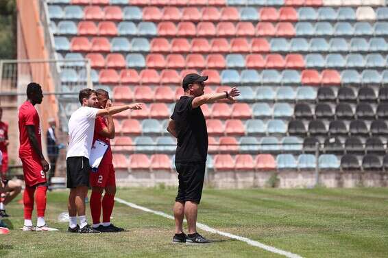 ניר קלינגר מכוון תנועה // צילום: באדיבות הפועל תל אביב