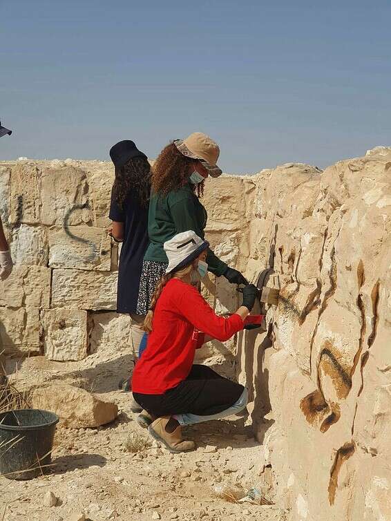 תושבי יריחו מנקים את האתר // צילום: ענת רסיוק רשות העתיקות