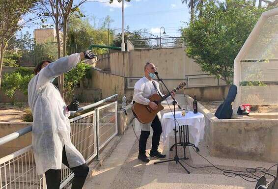 הזמר יורם לוי (בגיטרה) שר לקשישים בבית האבות "משען" בבאר שבע. "כמה רגעי מזור" 