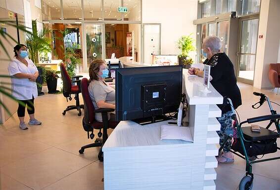 "אם חס וחלילה יהיה פה חולה, או חשד לחולה, צריך לזהות את מקור ההדבקה כמה שיותר מהר". הדיירים והצוות בבית הדיור המוגן // צילום: אריק סולטן