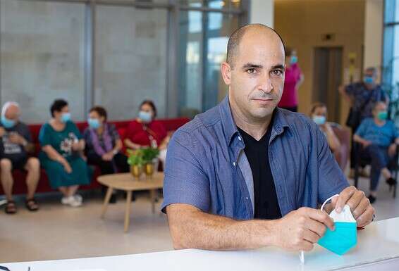 "אני כל הזמן בתחושה שכמו ב'משחקי הכס', החורף מגיע, ואיתו הדברים הרעים". יוסי קפלן בבית הדיור המוגן "לב גנים", השבוע // צילום: אריק סולטן