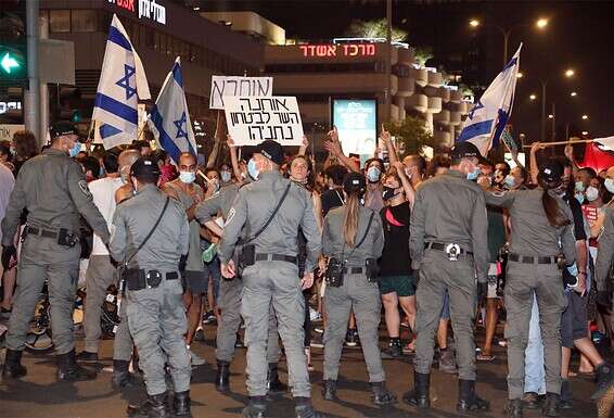 "כותבים על כמה אלפי מפגינים 'מדינה במחאה'. הם אפילו לא מנדט, איך כותבים שכל המדינה במחאה?!". ההפגנה מול ביתו של אוחנה, השבוע // צילום: גדעון מרקוביץ'