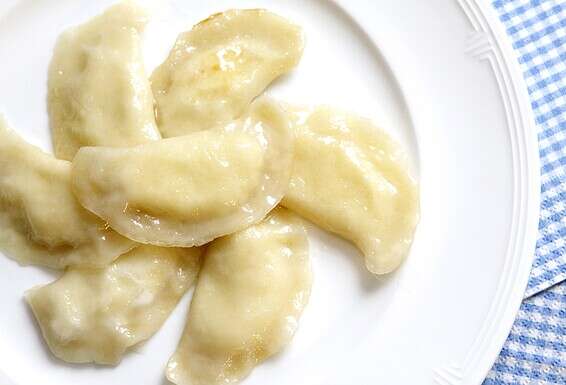 כיסני לאבנה בחמאה וסוכר. אם בא לכם להגזים, אפשר להגיש עם שמנת חמוצה ודובדבנים // צילום: איתיאל ציון