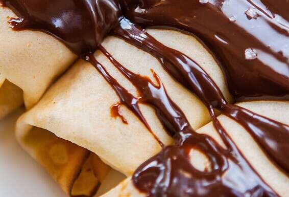 בלינצ'ס עם לאבנה ברוטב שוקולד. גבישי המלח הגס מקפיצים את הטעם השוקולדי // צילום: איתיאל ציון