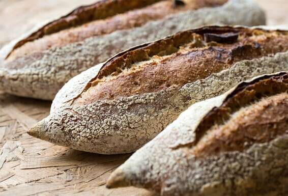 במיוחד לכבוד סוכות. לחם חיטה, שעורה, שקדים ותאנה // צילום: איתיאל ציון