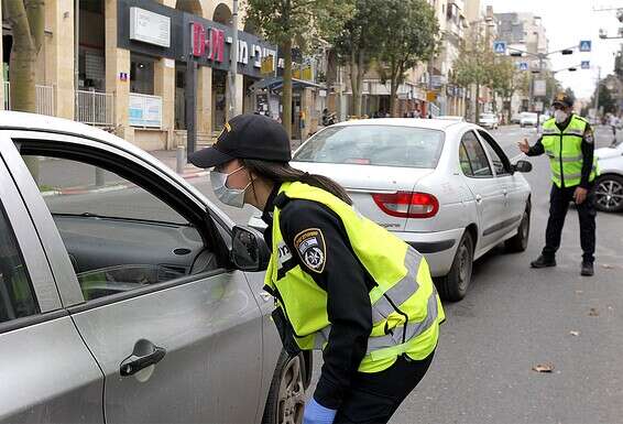 בדיקות קפדניות בכניסות וביציאות מהעיר // צילום: קוקו