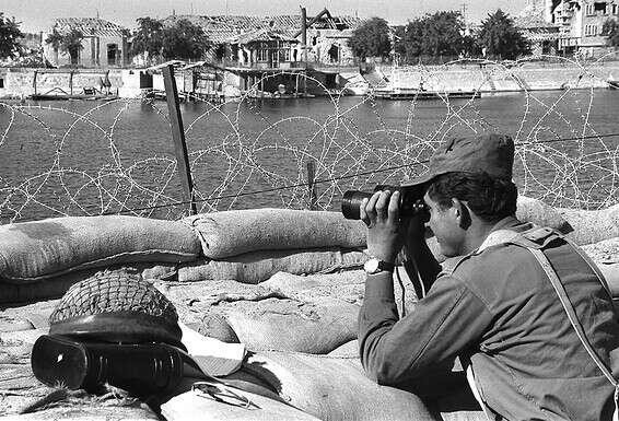 חייל צה"ל על גדות תעלת סואץ במלחמת ההתשה. נאצר חתר למלחמה סטטית, מתמשכת, בלתי ניתנת להכרעה, שבה הישגים קרקעיים ממערב לסואץ הם נטל לישראל, ולא נכס צילום: לע"מ