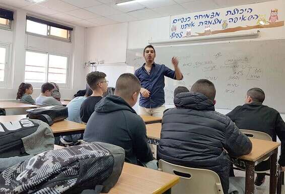 מרצה מול בני נוער. אם מישהו חושב שסם קל לא ממכר, זה כישלון של הרשויות"