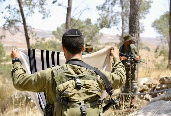 מניח תפילין במהלך אימון של היחידה. "עד היום אני לא מבין לגמרי מה זה ראש של חילוני" // צילום: אורן כהן