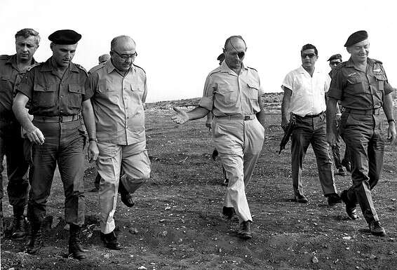 חיים בר־לב (מימין), משה דיין, לוי אשכול, שלמה להט (צ'יץ') ואריק שרון בסיני בזמן המלחמה. המטרה היתה שינוי המשוואה // צילום: שלמה לביא