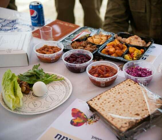 ארוחת סדר שתוגש לחיילים // צילום: דובר צה"ל