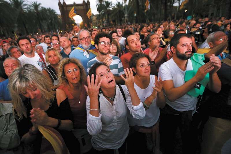 תדהמה מול בית הפרלמנט הקטלאני // צילום: רויטרס