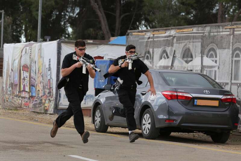 מתחת לז'קט. התארגנות ליציאה ליום עבודה