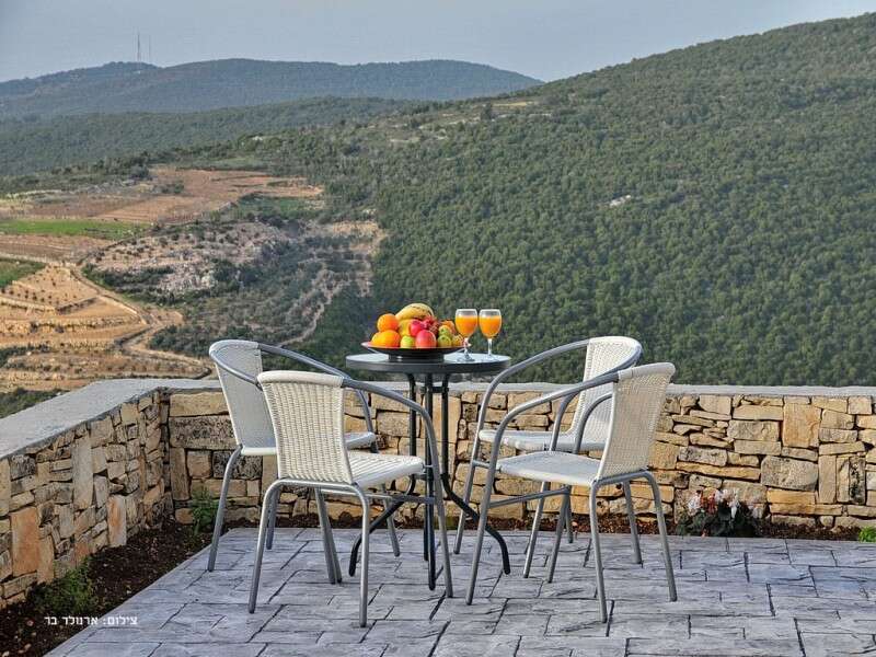 מעל המעיין // צילום: ארנולד בר