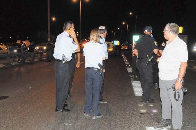 כוחות הביטחון לאחר הפיגוע. "סביב מקום הפיגוע התחילו להתקבץ אזרחים שרצו להרוג את המחבל", מספר עדי עשת, שניטרל את המחבל // צילום: יצחק ברבי 