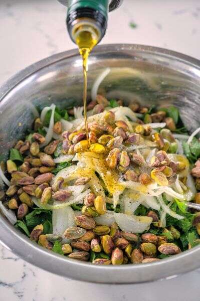 סלט תמר מג'הול וקישואים