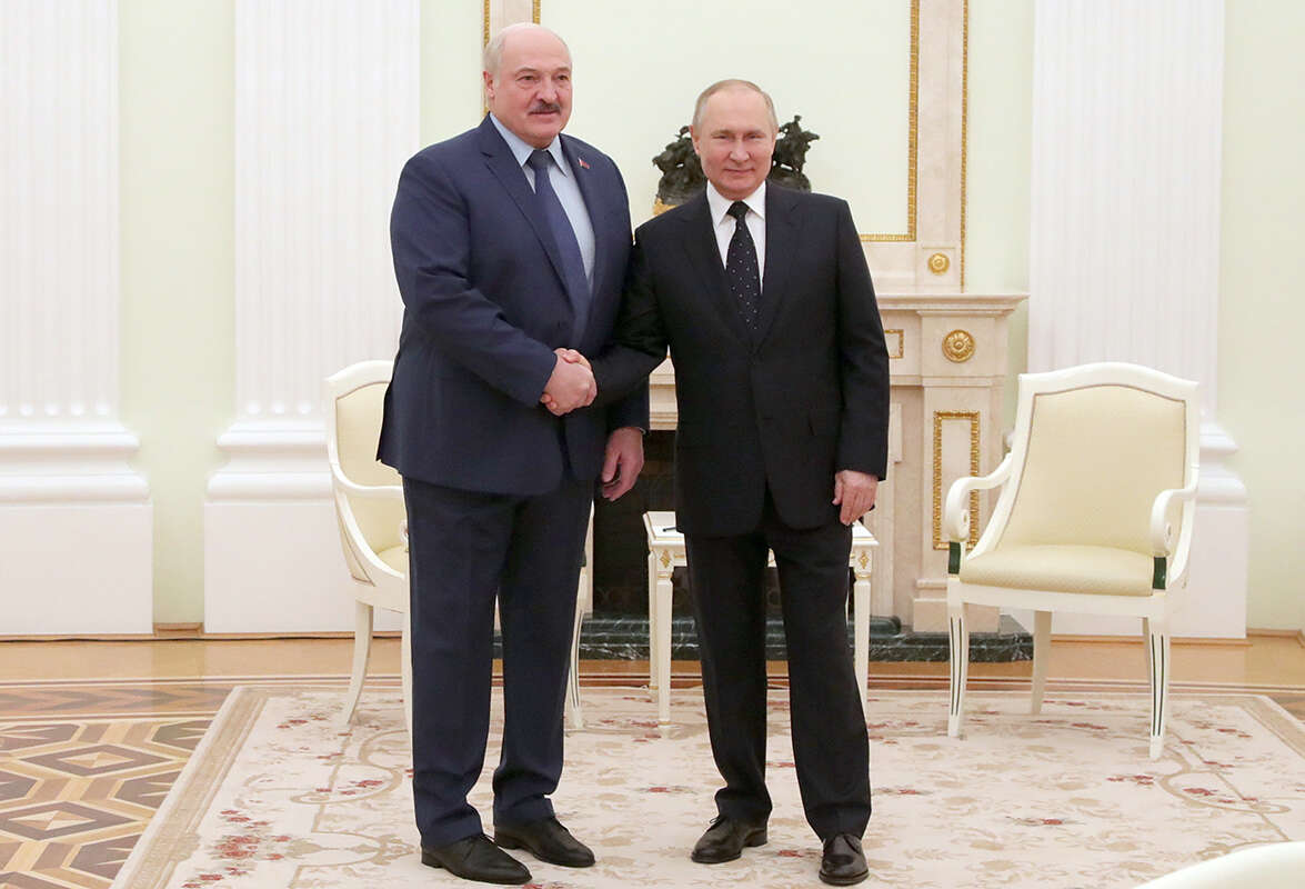 נשיא בלארוס לוקשנקו אוחז בנשיא רוסיה פוטין