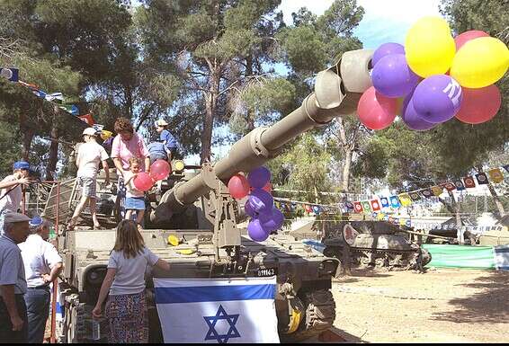 השיר על גבעת התחמושת היה בעיניי מורשת ציונית. תערוכה בגבעת התחמושת ביום העצמאות // צילום: אבי אוחיון/לע"מ