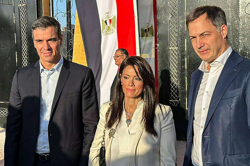 Le Premier ministre espagnol, Pedro Sánchez, aux côtés du Premier ministre belge et de la ministre égyptienne de la Coopération internationale, Rania Sheth, AFP