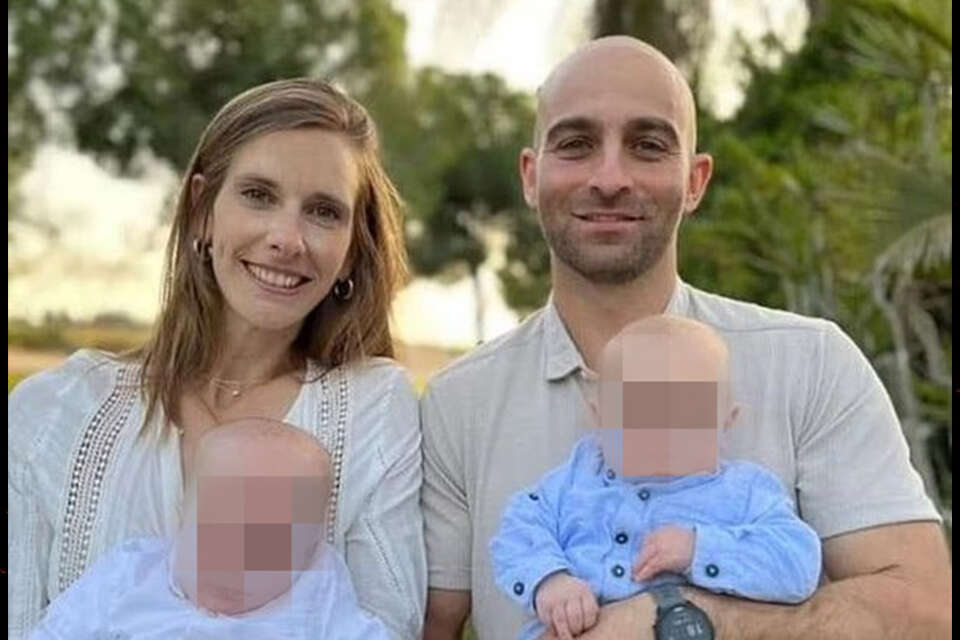 Itay et Hadar Bardichski avec leurs deux enfants,