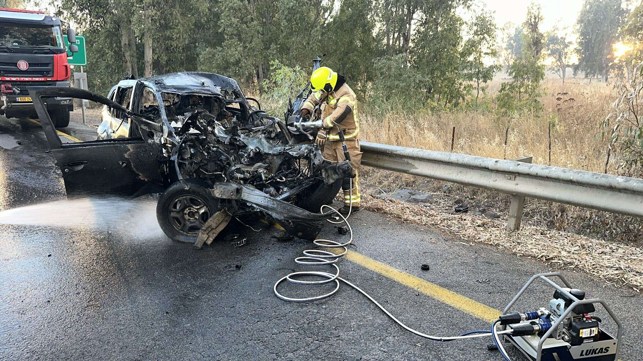 Le véhicule a heurté le Golan, des barges incendiées