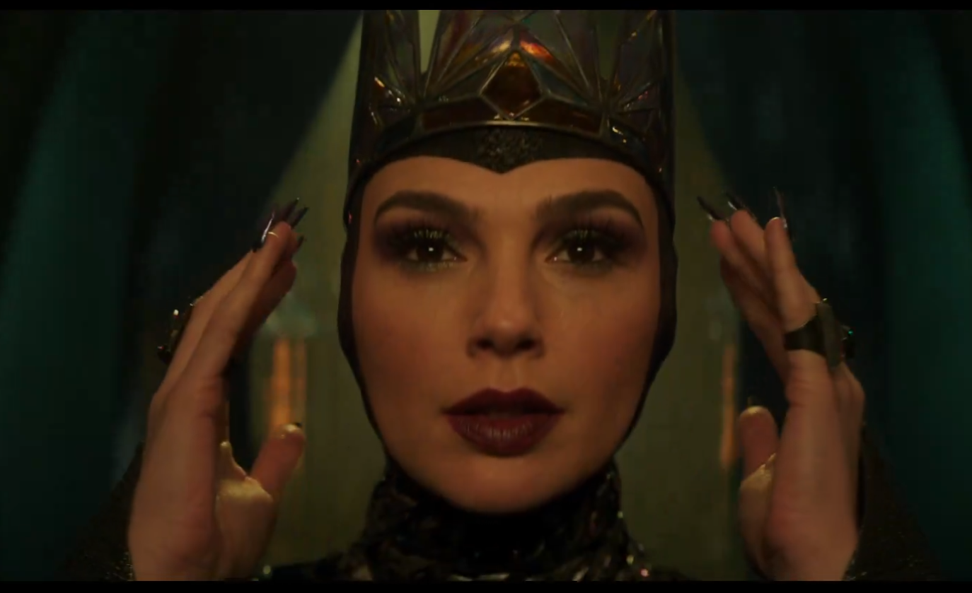 Gal Gadot dans le rôle de la reine dans la bande-annonce du live action de Blanche-Neige, de X