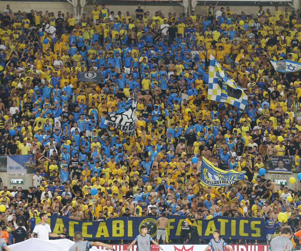 אוהדי מכבי תל אביב מציגים את הסמל להחזרת החטופים , אלן שיבר