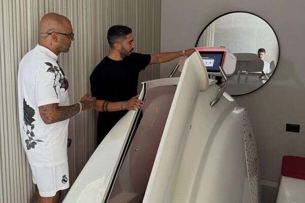 אייל גולן מתרשם ממכשיר הכושר החדשני ברשת איזי ריזולטס , יחסי ציבור