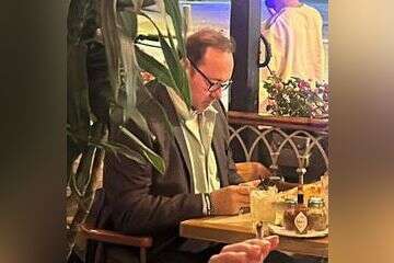 פפראצי: קווין ספייסי נתפס מבלה בדיזנגוף