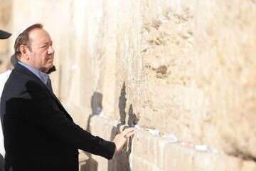 עושה את ישראל: קווין ספייסי בכותל