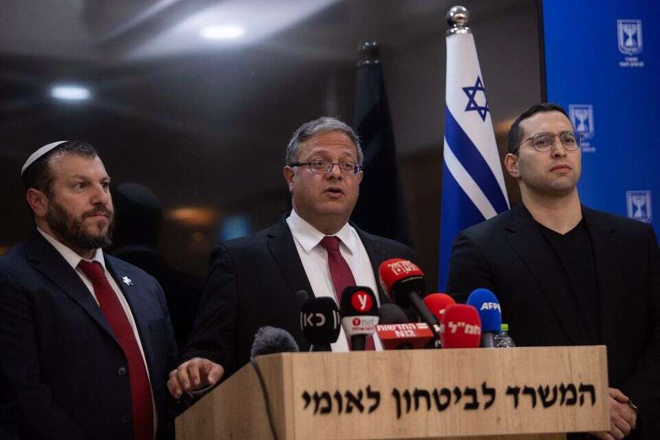 השרים בן גביר (במרכז), וסרלאוף ואליהו בהכרזת האולטימטום , אורן בן חקון