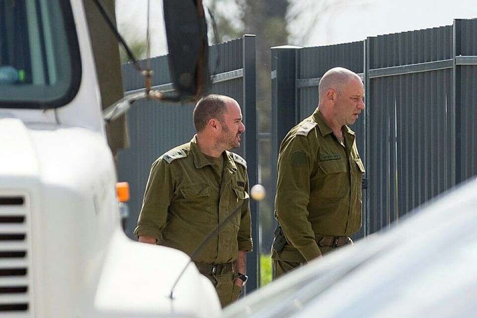 בכירי צה''ל לקראת הצגת התחקיר לקהילת ניר עוז. בתמונה: אלוף פיקוד דרום היוצא ירון פינקלמן , לירון מולדבן