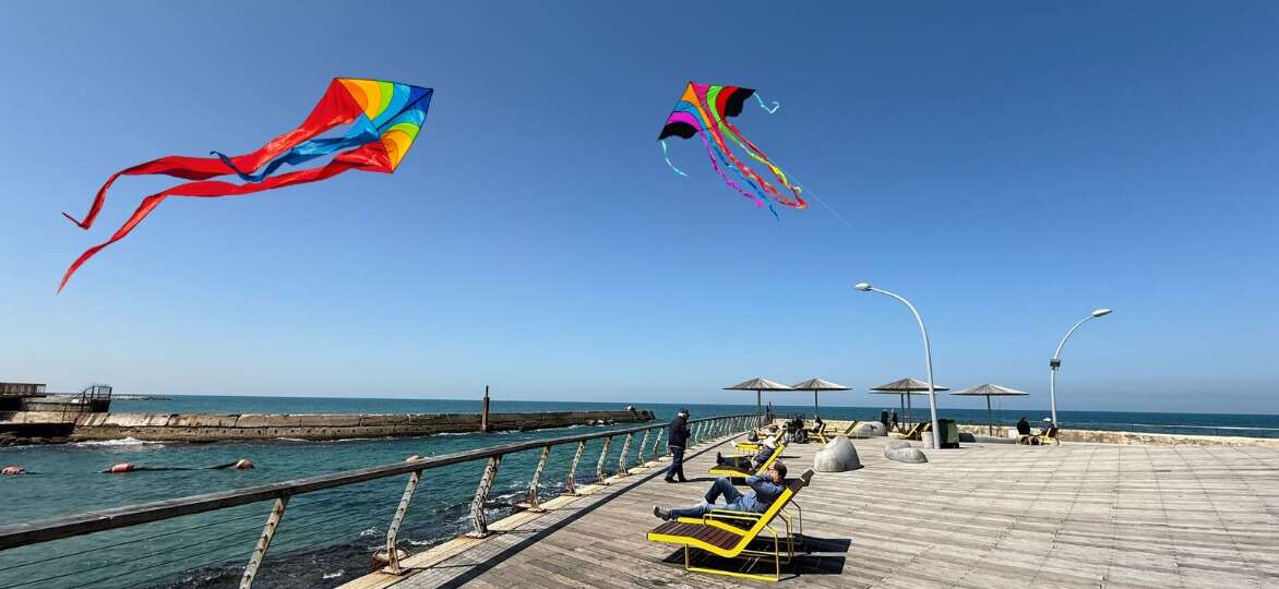 עפיפונים צבעוניים בפסטיבל