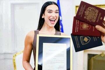 אזרחות משולשת: הזמרת שמצטרפת למועדון של מאסק