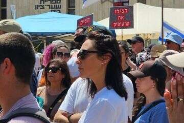 גל גדות מבקרת בכיכר החטופים