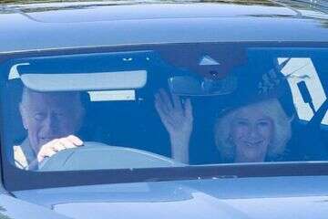 המלך והמלכה על ההגה: קרקס קטן בכבישי סקוטלנד