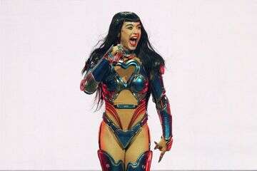 במקום יום הולדת: קייטי פרי בבית המשפט