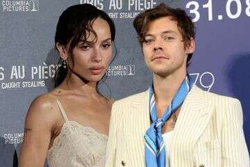 יד ביד: הארי סטיילס וזואי קרביץ צמודים